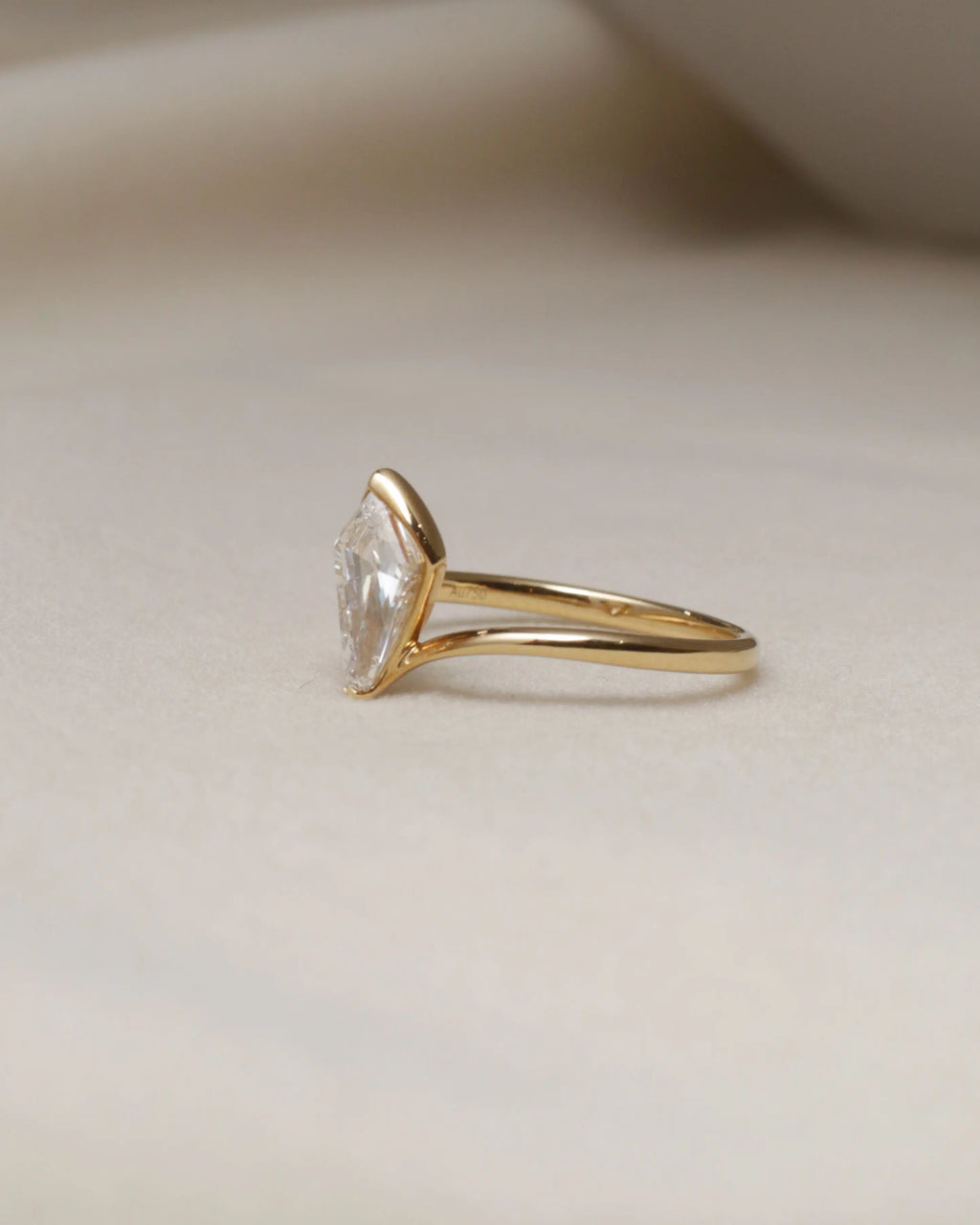 OEM/ODM/Wholesale Shield-Cut Lab-Grown Diamond Solitaire Ring in 18K Yellow Gold | 1.080ct | Minimalist Modern Design