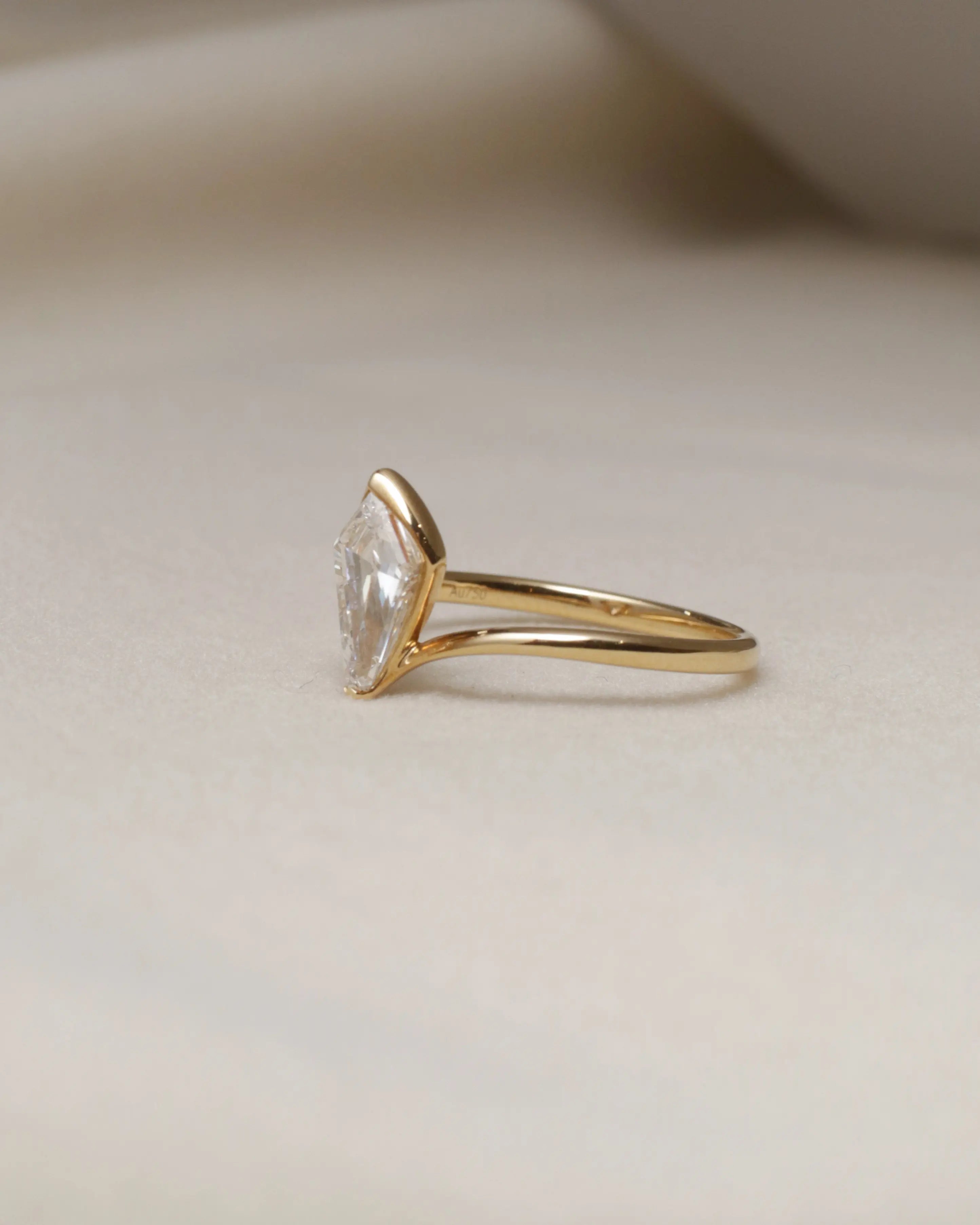 OEM/ODM/Wholesale Shield-Cut Lab-Grown Diamond Solitaire Ring in 18K Yellow Gold | 1.080ct | Minimalist Modern Design