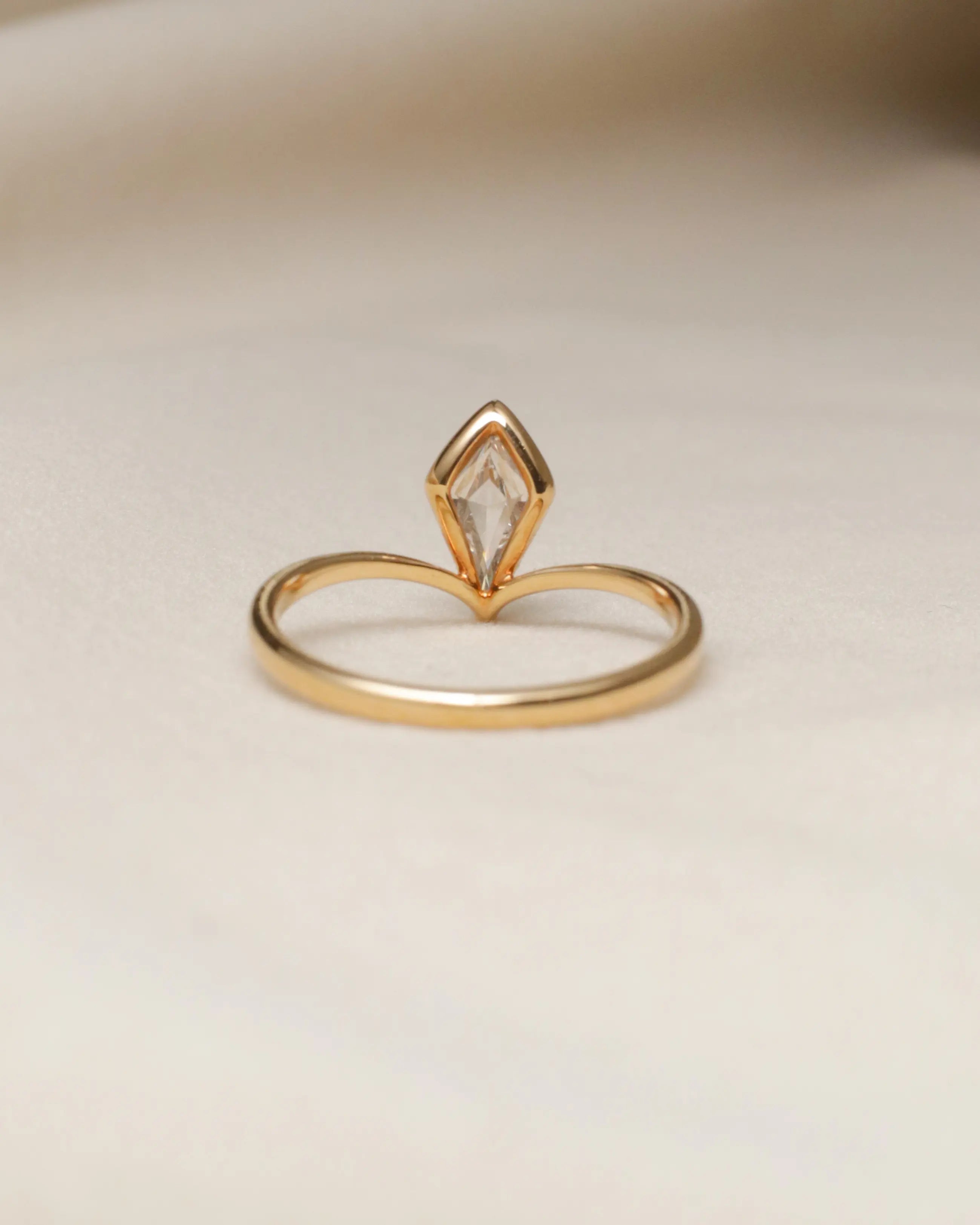 OEM/ODM/Wholesale Shield-Cut Lab-Grown Diamond Solitaire Ring in 18K Yellow Gold | 1.080ct | Minimalist Modern Design