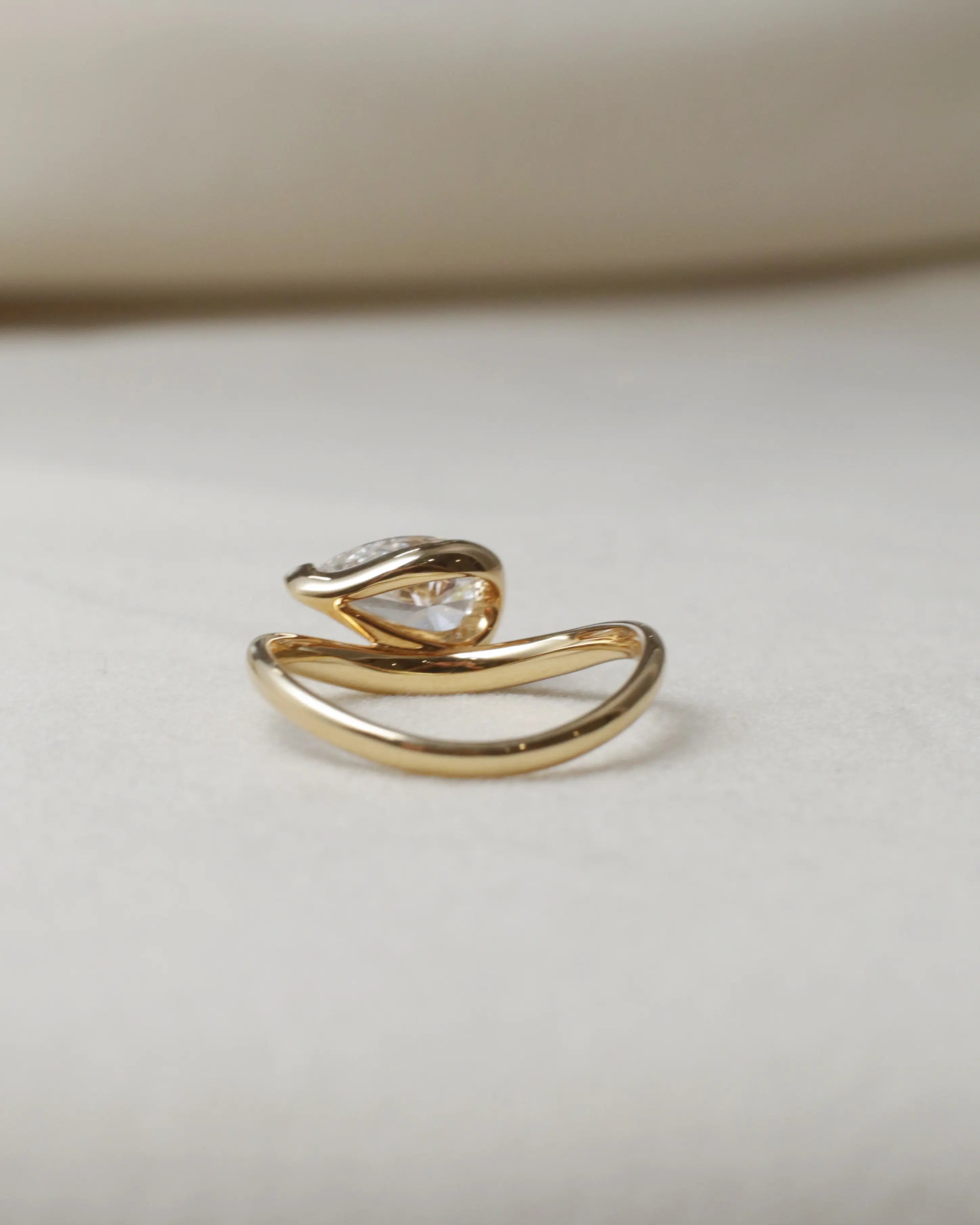 OEM/ODM/Wholesale Pear-Cut Lab-Grown Diamond Solitaire Ring in 18K Yellow Gold | 1.051ct | Modern Fluid Design