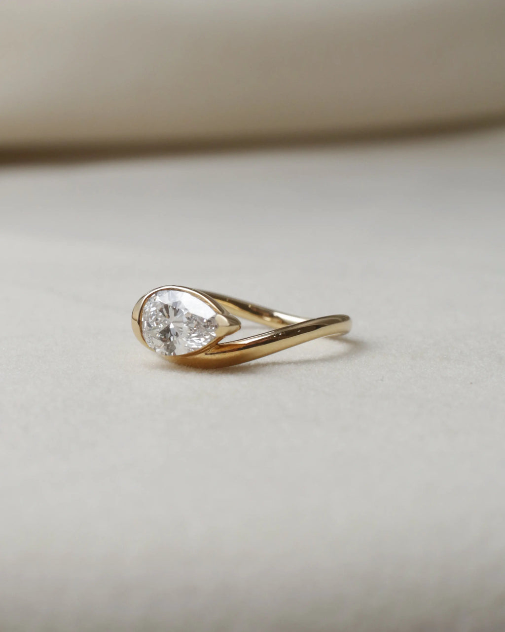 OEM/ODM/Wholesale Pear-Cut Lab-Grown Diamond Solitaire Ring in 18K Yellow Gold | 1.051ct | Modern Fluid Design