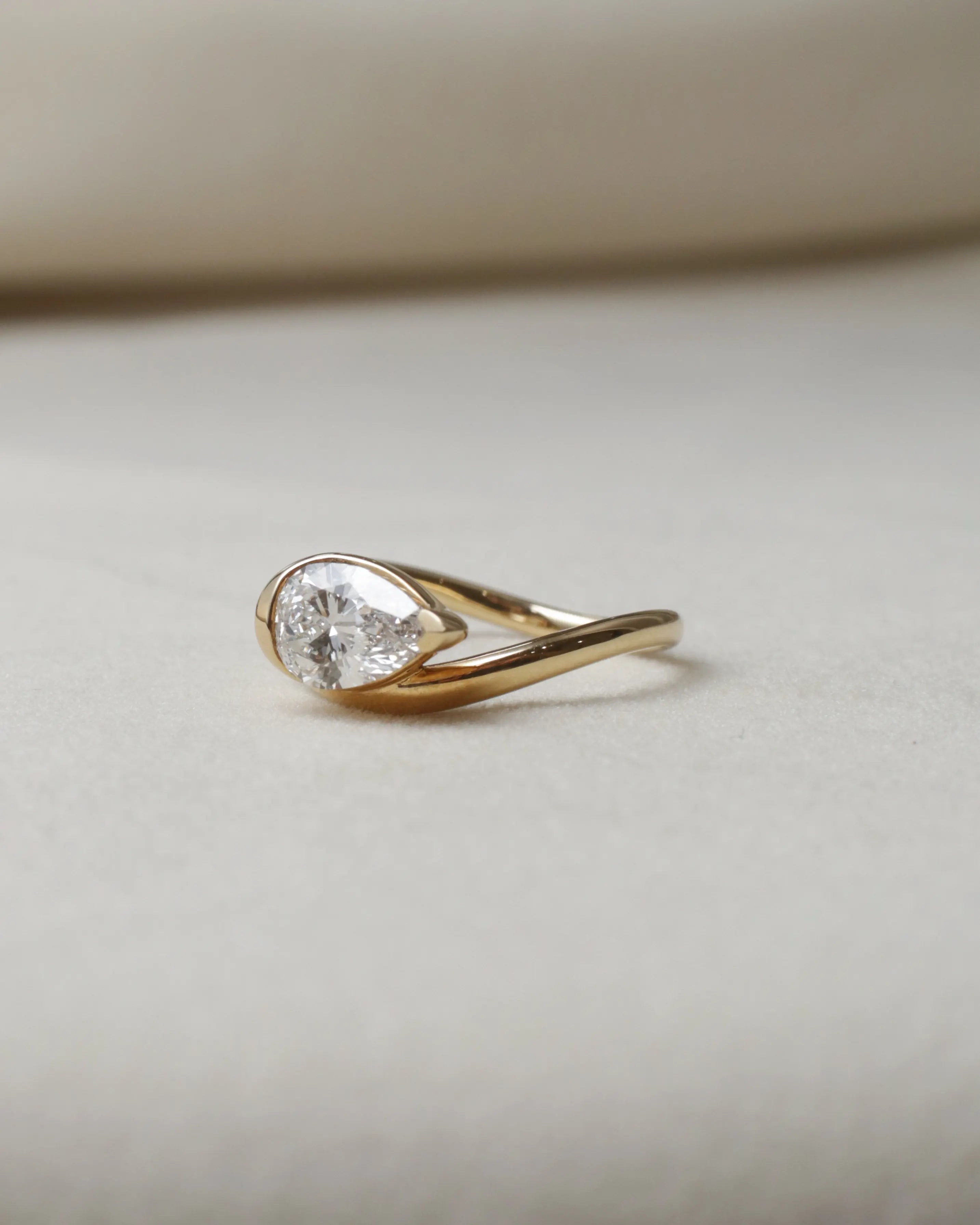 OEM/ODM/Wholesale Pear-Cut Lab-Grown Diamond Solitaire Ring in 18K Yellow Gold | 1.051ct | Modern Fluid Design