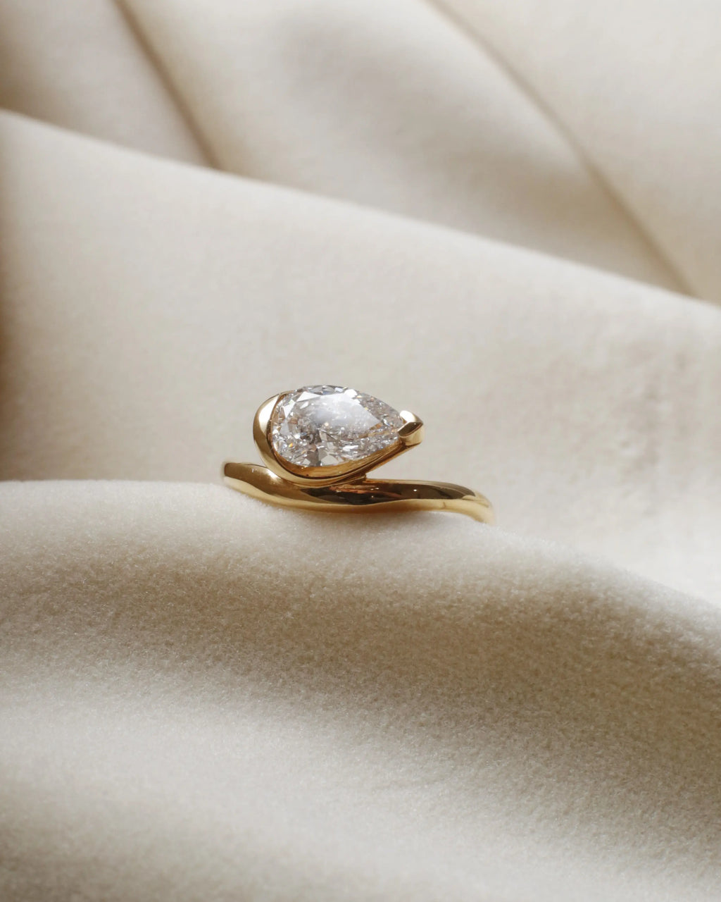 OEM/ODM/Wholesale Pear-Cut Lab-Grown Diamond Solitaire Ring in 18K Yellow Gold | 1.051ct | Modern Fluid Design