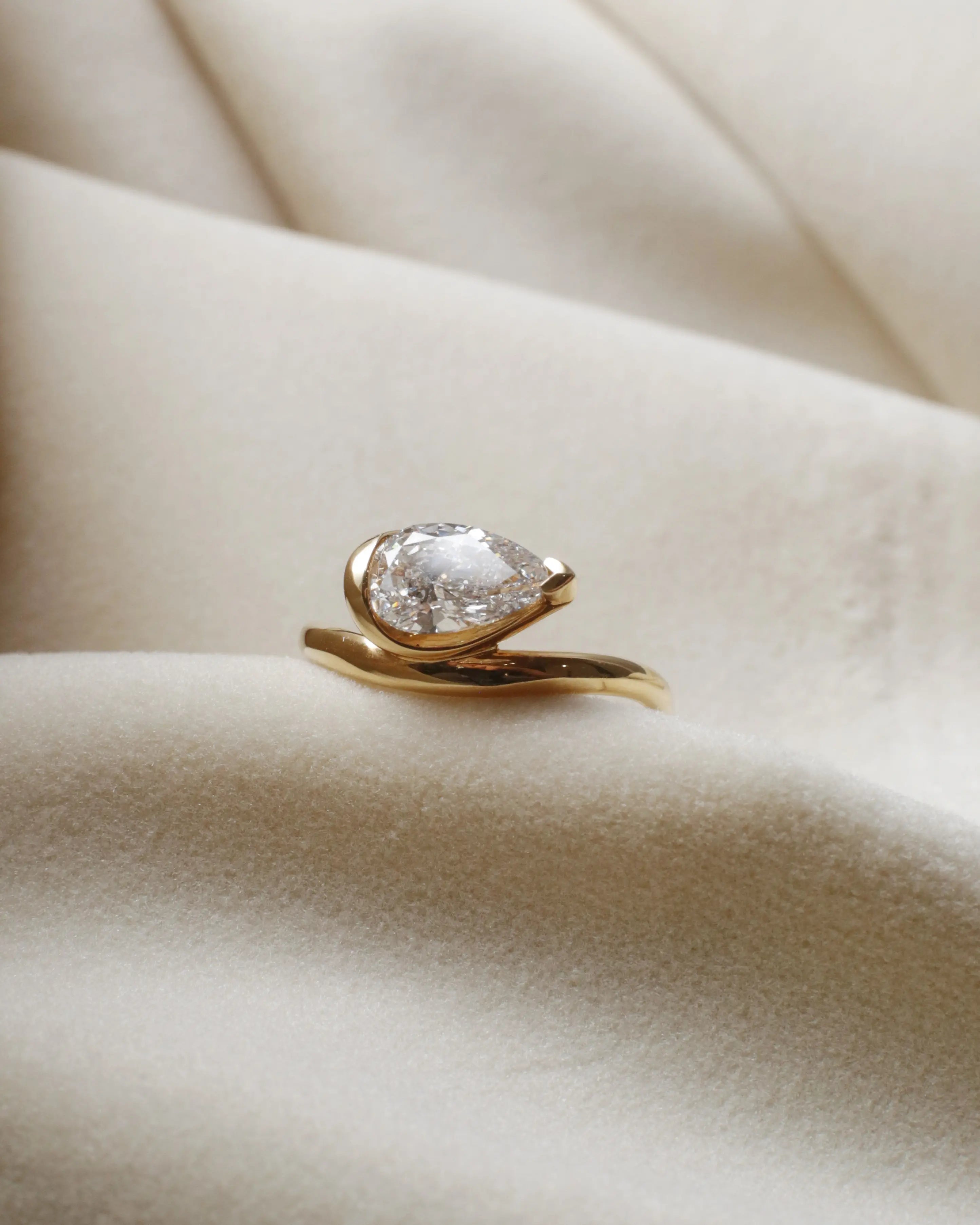OEM/ODM/Wholesale Pear-Cut Lab-Grown Diamond Solitaire Ring in 18K Yellow Gold | 1.051ct | Modern Fluid Design