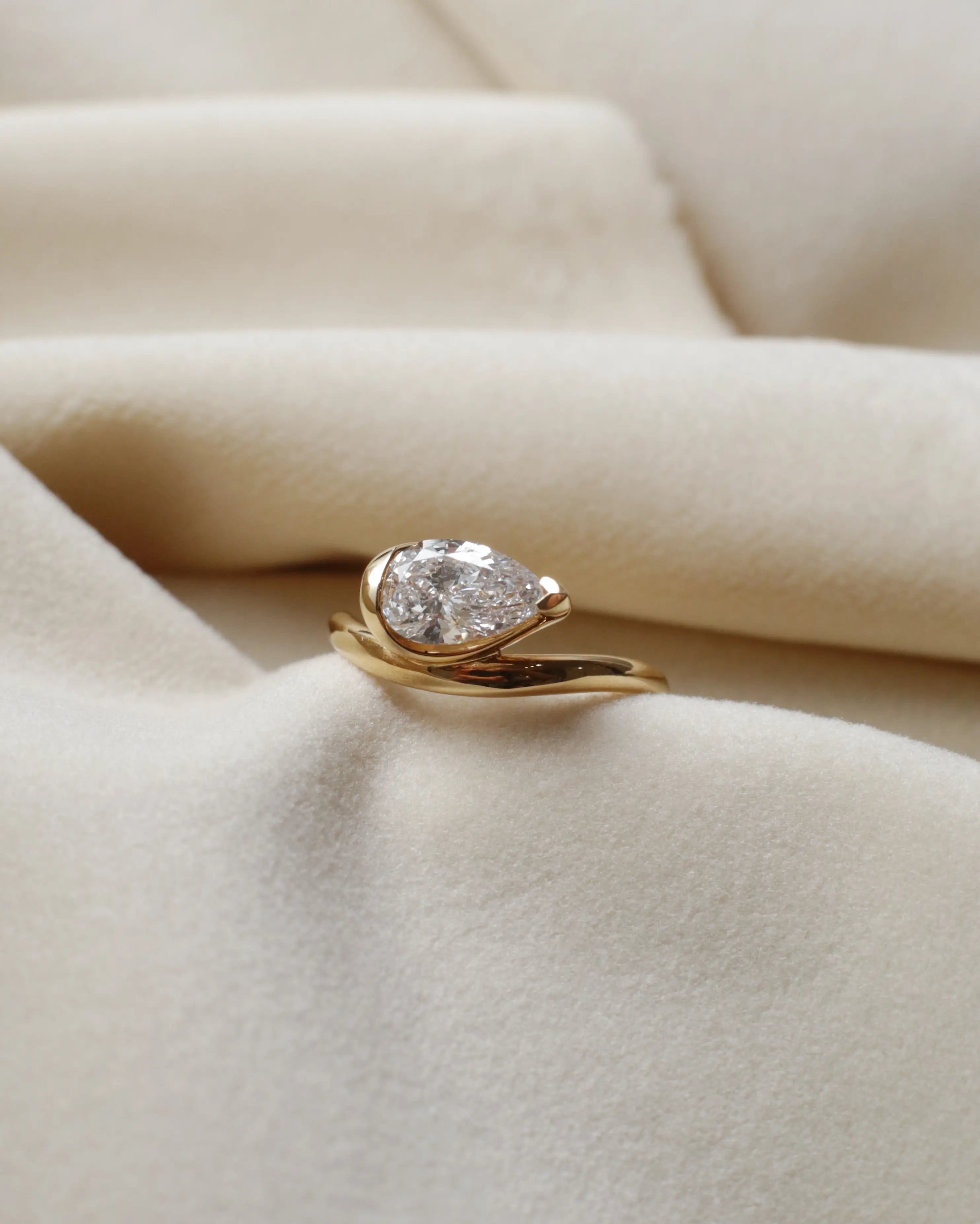 OEM/ODM/Wholesale Pear-Cut Lab-Grown Diamond Solitaire Ring in 18K Yellow Gold | 1.051ct | Modern Fluid Design