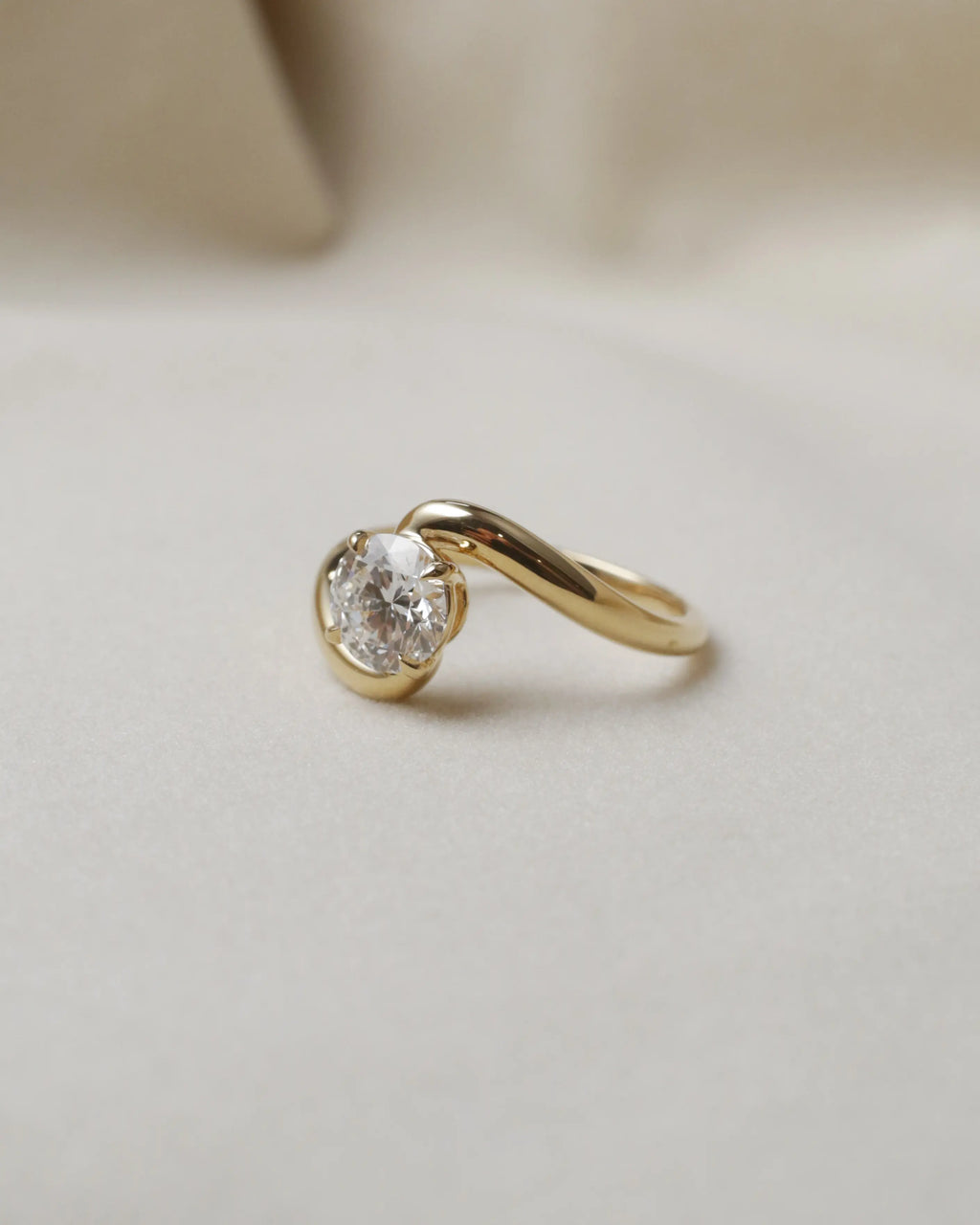OEM/ODM/Wholesale 1.077ct Lab-Grown Diamond Solitaire Ring | 18K Yellow Gold Twisted Band | Modern Engagement