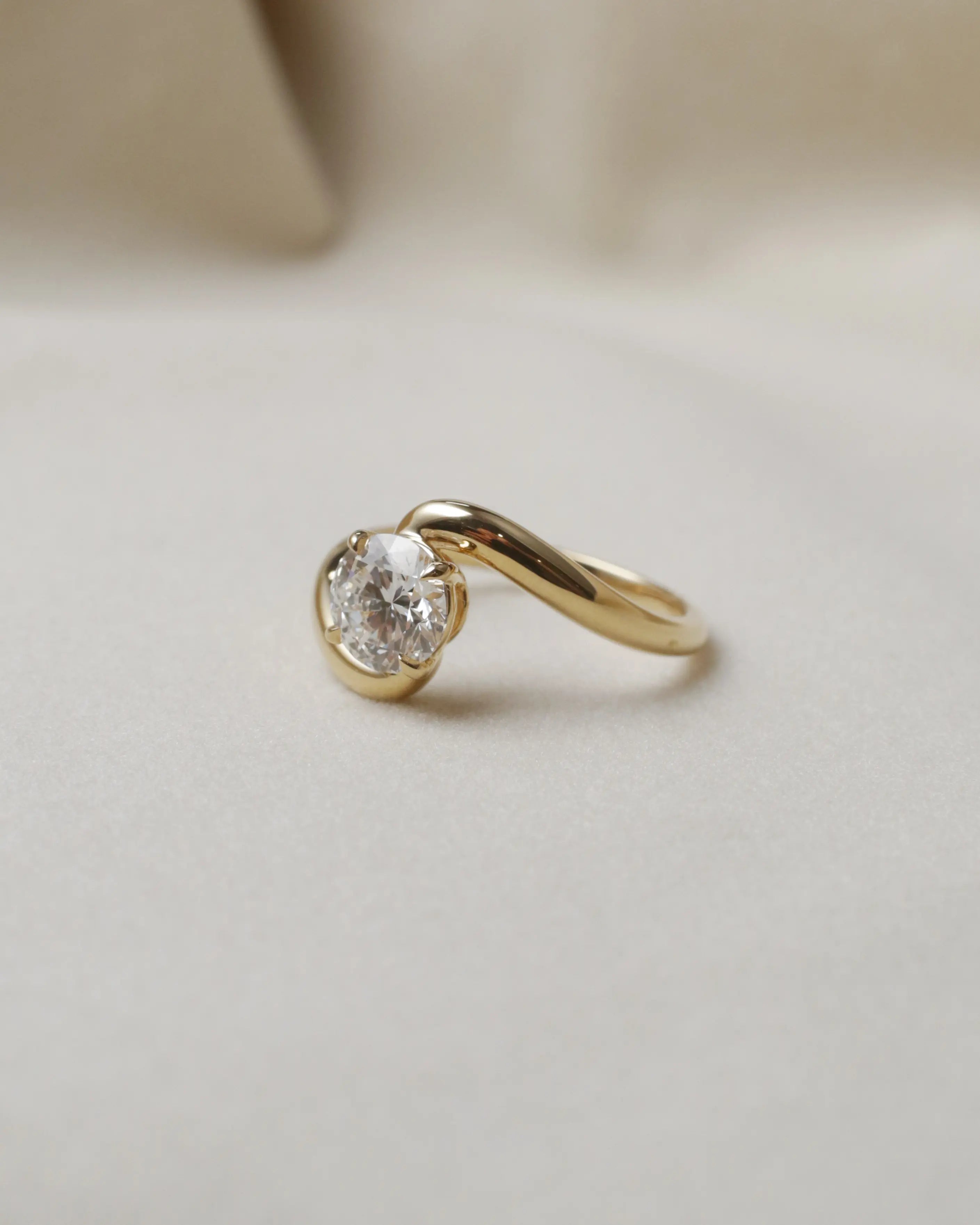 OEM/ODM/Wholesale 1.077ct Lab-Grown Diamond Solitaire Ring | 18K Yellow Gold Twisted Band | Modern Engagement