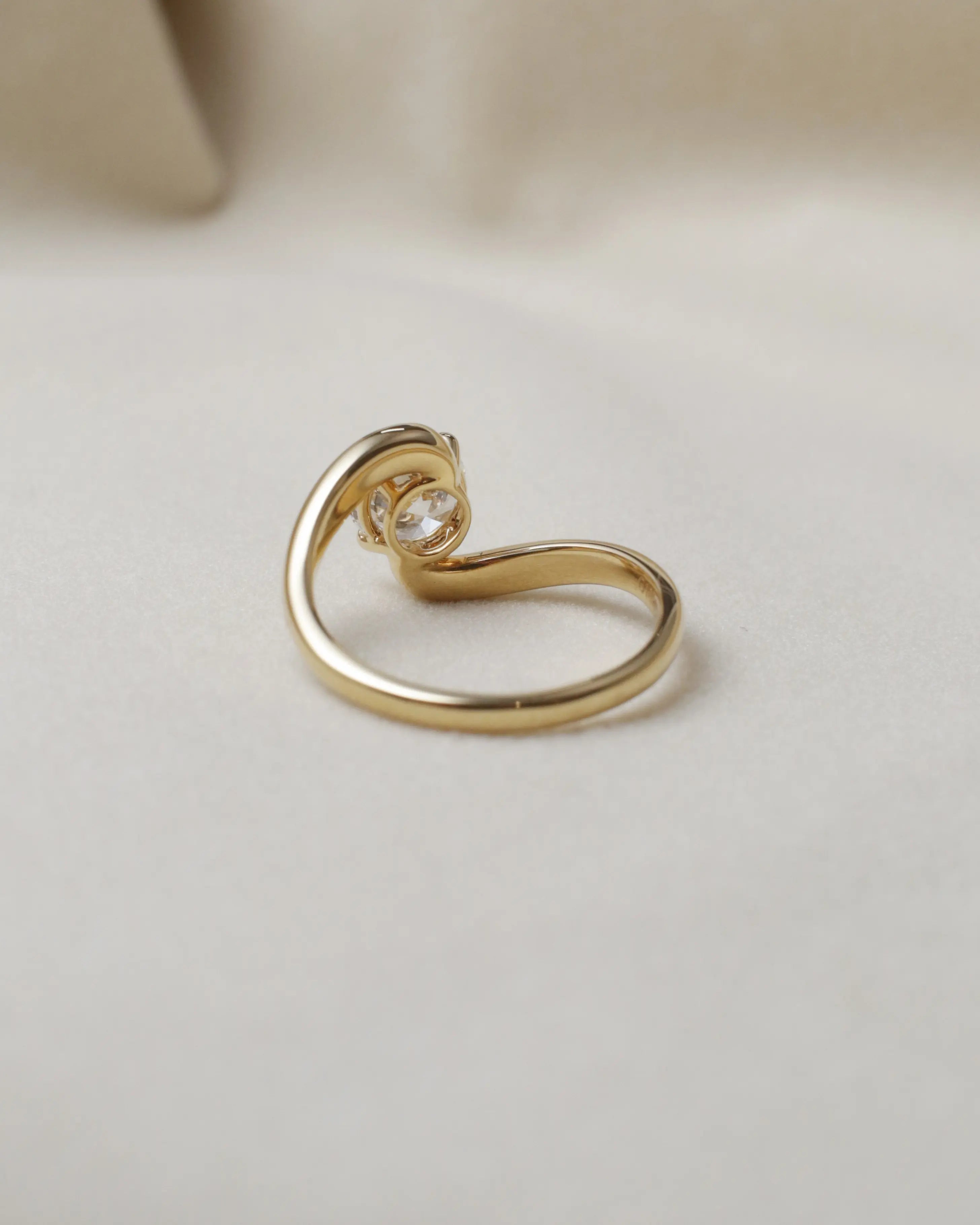 OEM/ODM/Wholesale 1.077ct Lab-Grown Diamond Solitaire Ring | 18K Yellow Gold Twisted Band | Modern Engagement