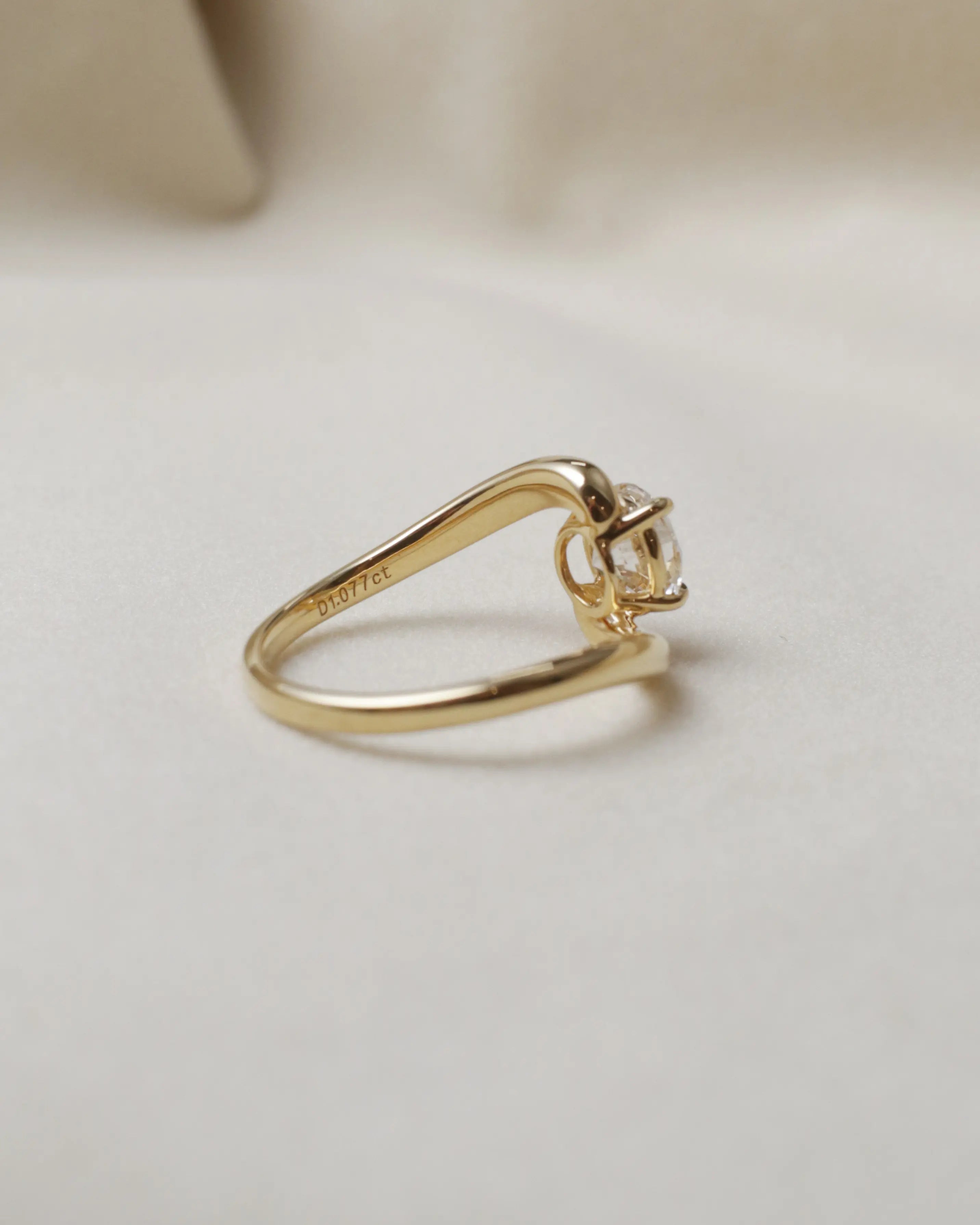 OEM/ODM/Wholesale 1.077ct Lab-Grown Diamond Solitaire Ring | 18K Yellow Gold Twisted Band | Modern Engagement
