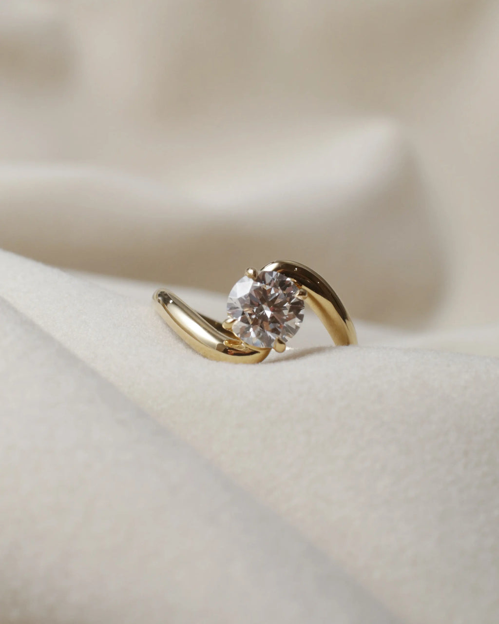 OEM/ODM/Wholesale 1.077ct Lab-Grown Diamond Solitaire Ring | 18K Yellow Gold Twisted Band | Modern Engagement
