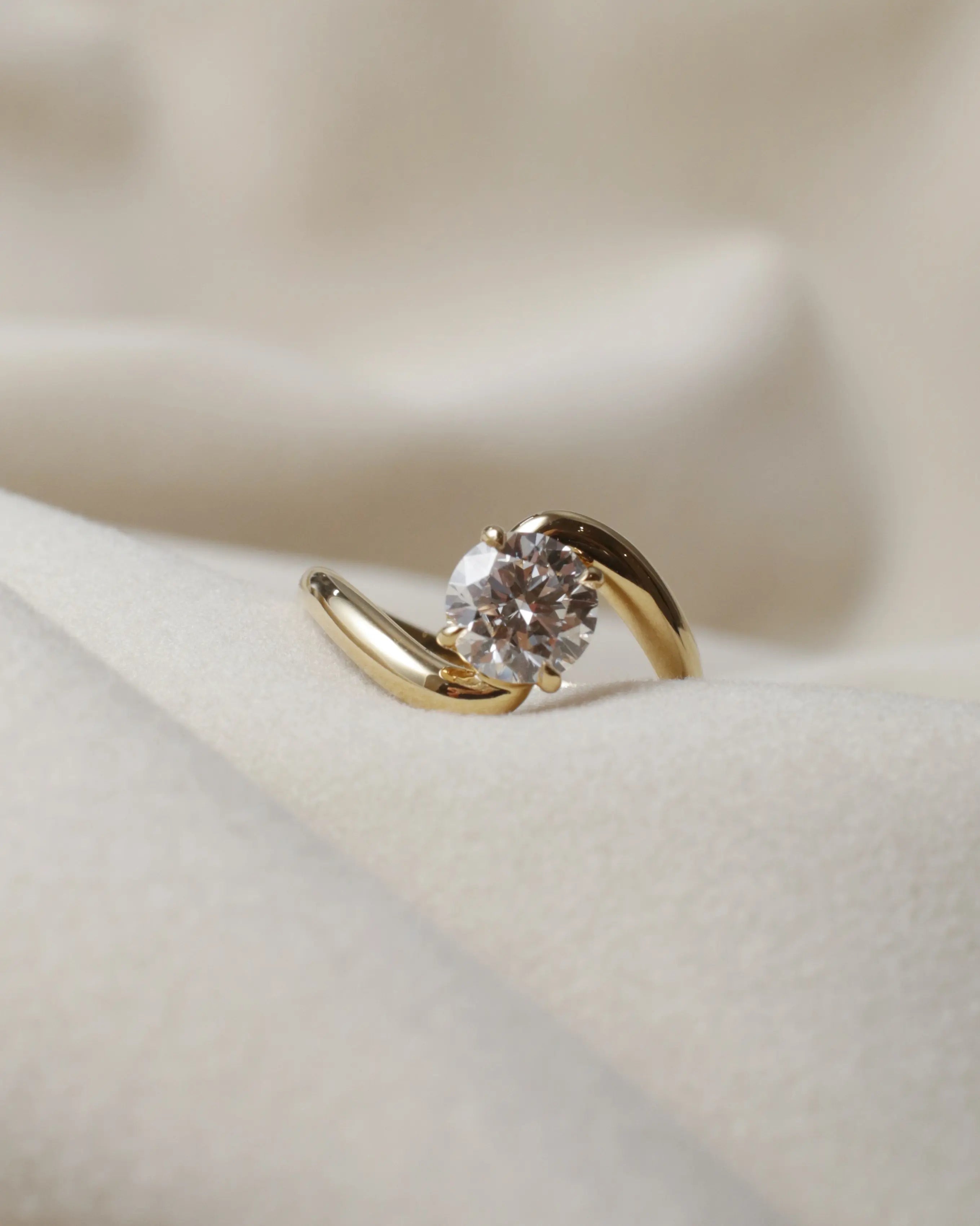 OEM/ODM/Wholesale 1.077ct Lab-Grown Diamond Solitaire Ring | 18K Yellow Gold Twisted Band | Modern Engagement
