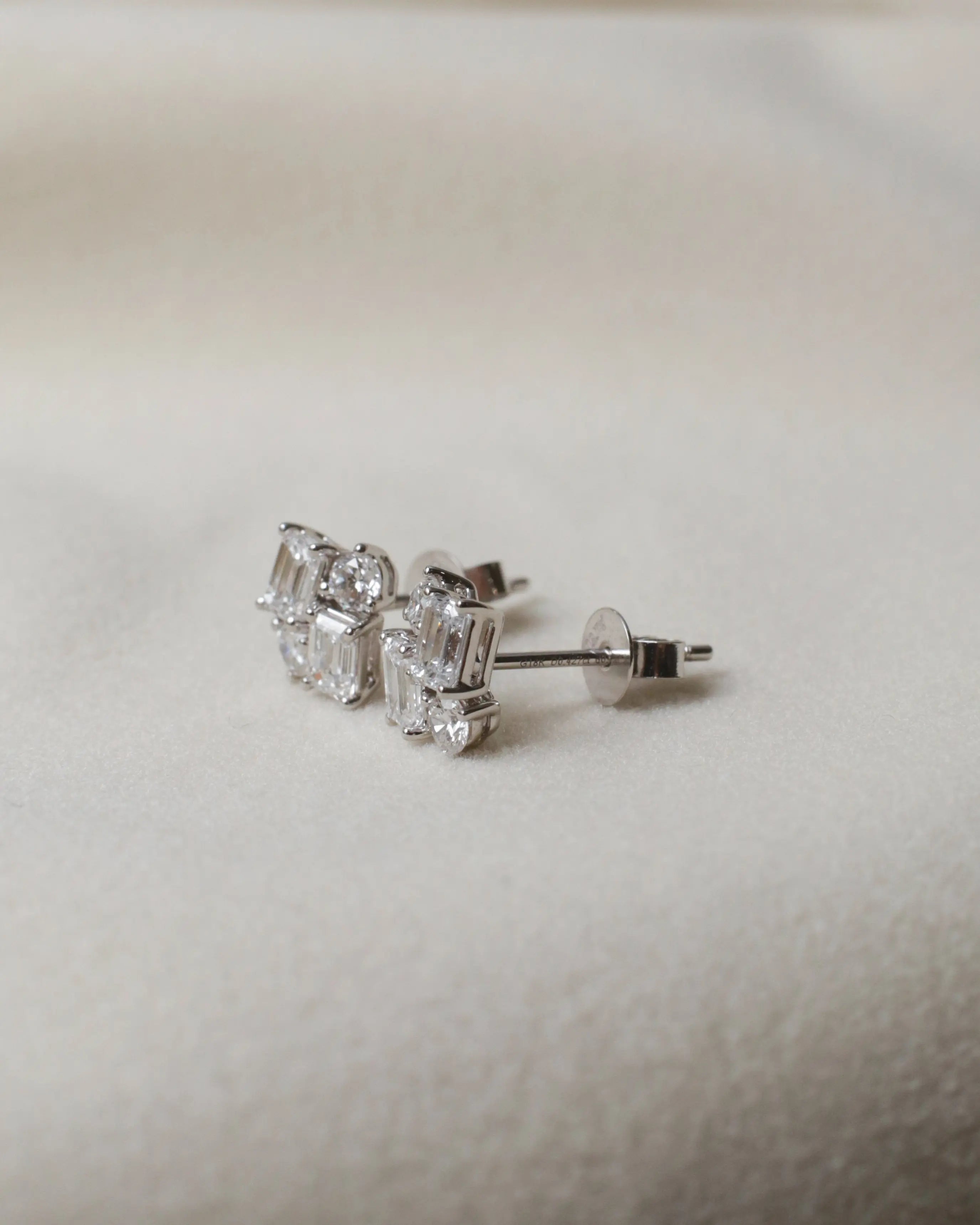 OEM/ODM/Wholesale Lab-Grown Diamond Cluster Stud Earrings in 18K White Gold | 0.849ct Center + 0.327ct Accent | Geometric Modern Design