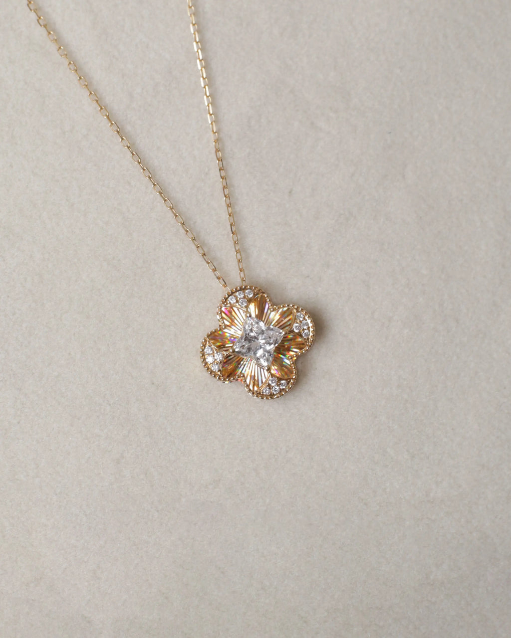 OEM / ODM / Wholesale Lab-Grown Diamond Flower Pendant Necklace in 18K Gold | 0.547ct Center Stone + 0.050ct Accents | Floral Design