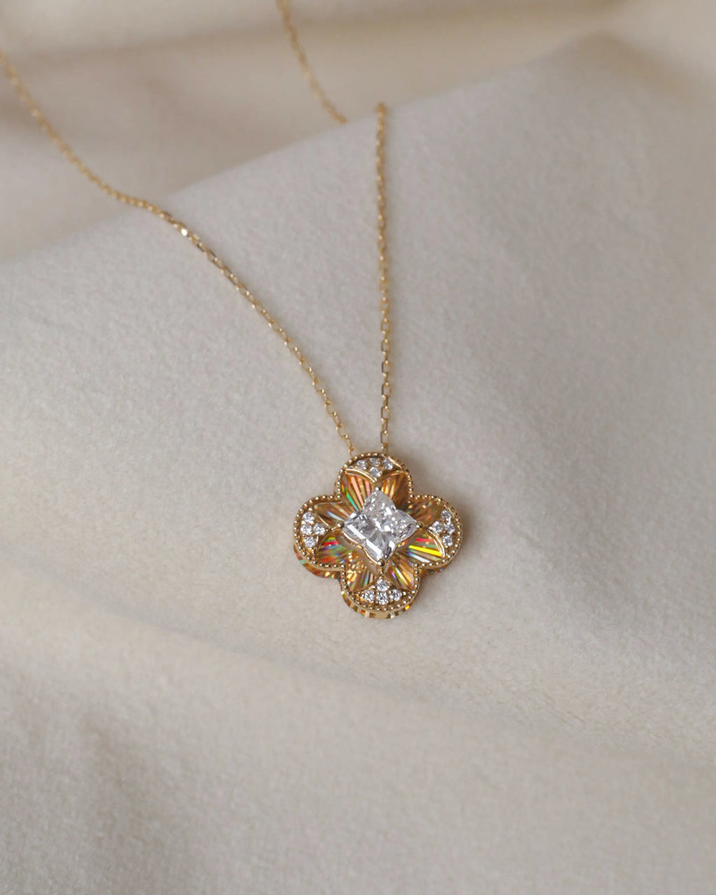 OEM / ODM / Wholesale Lab-Grown Diamond Flower Pendant Necklace in 18K Gold | 0.547ct Center Stone + 0.050ct Accents | Floral Design
