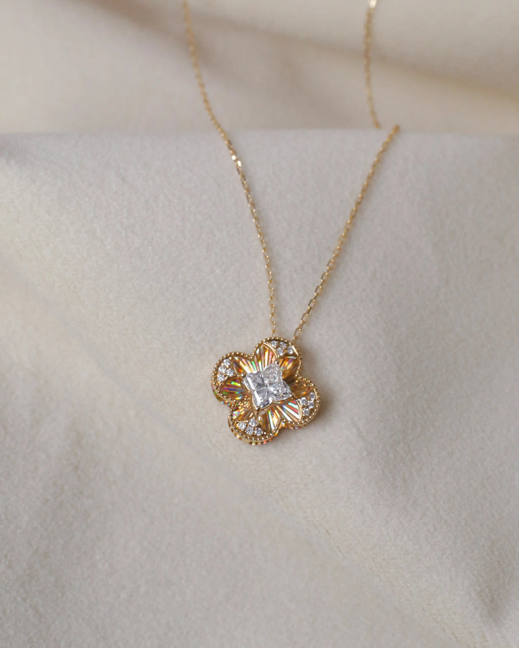 OEM / ODM / Wholesale Lab-Grown Diamond Flower Pendant Necklace in 18K Gold | 0.547ct Center Stone + 0.050ct Accents | Floral Design