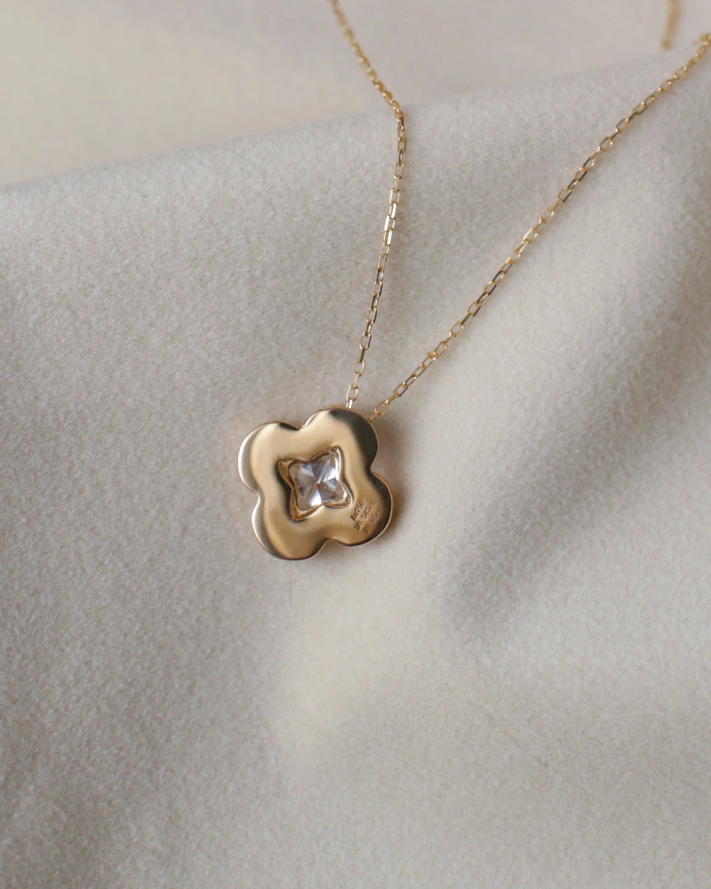 OEM / ODM / Wholesale Lab-Grown Diamond Flower Pendant Necklace in 18K Gold | 0.547ct Center Stone + 0.050ct Accents | Floral Design